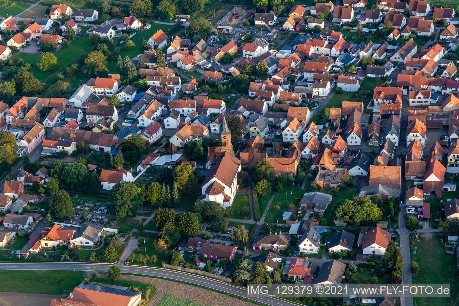 Vue aérienne de Église paroissiale Saint-Ulrich, Kapsweyer à Kapsweyer dans le département Rhénanie-Palatinat, Allemagne