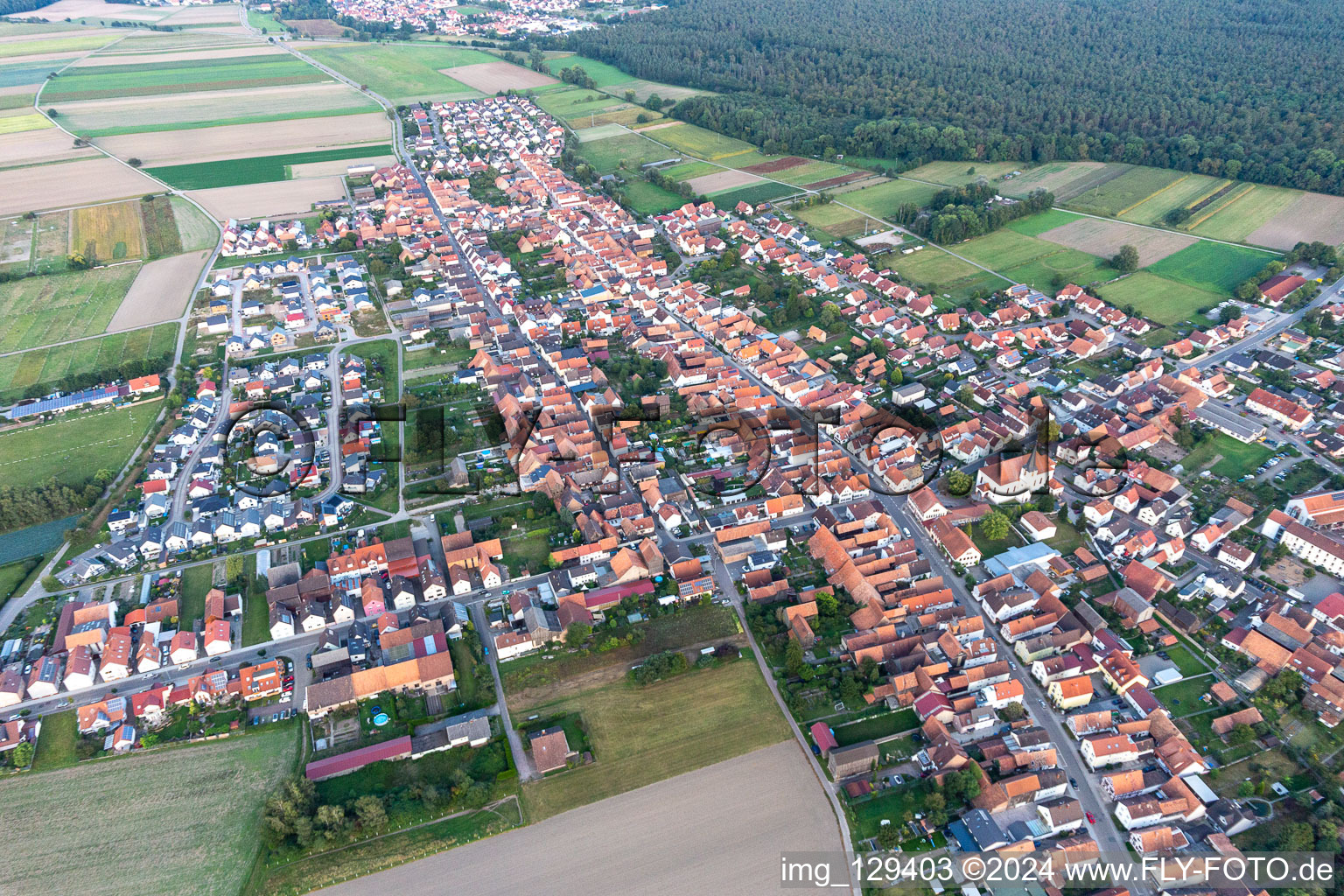 Vue oblique de Luitpoldstr à Hatzenbühl dans le département Rhénanie-Palatinat, Allemagne