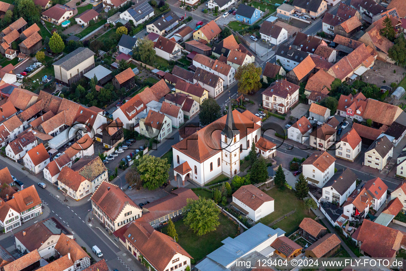 Vue aérienne de Église Saint-Wendelin à Hatzenbühl dans le département Rhénanie-Palatinat, Allemagne