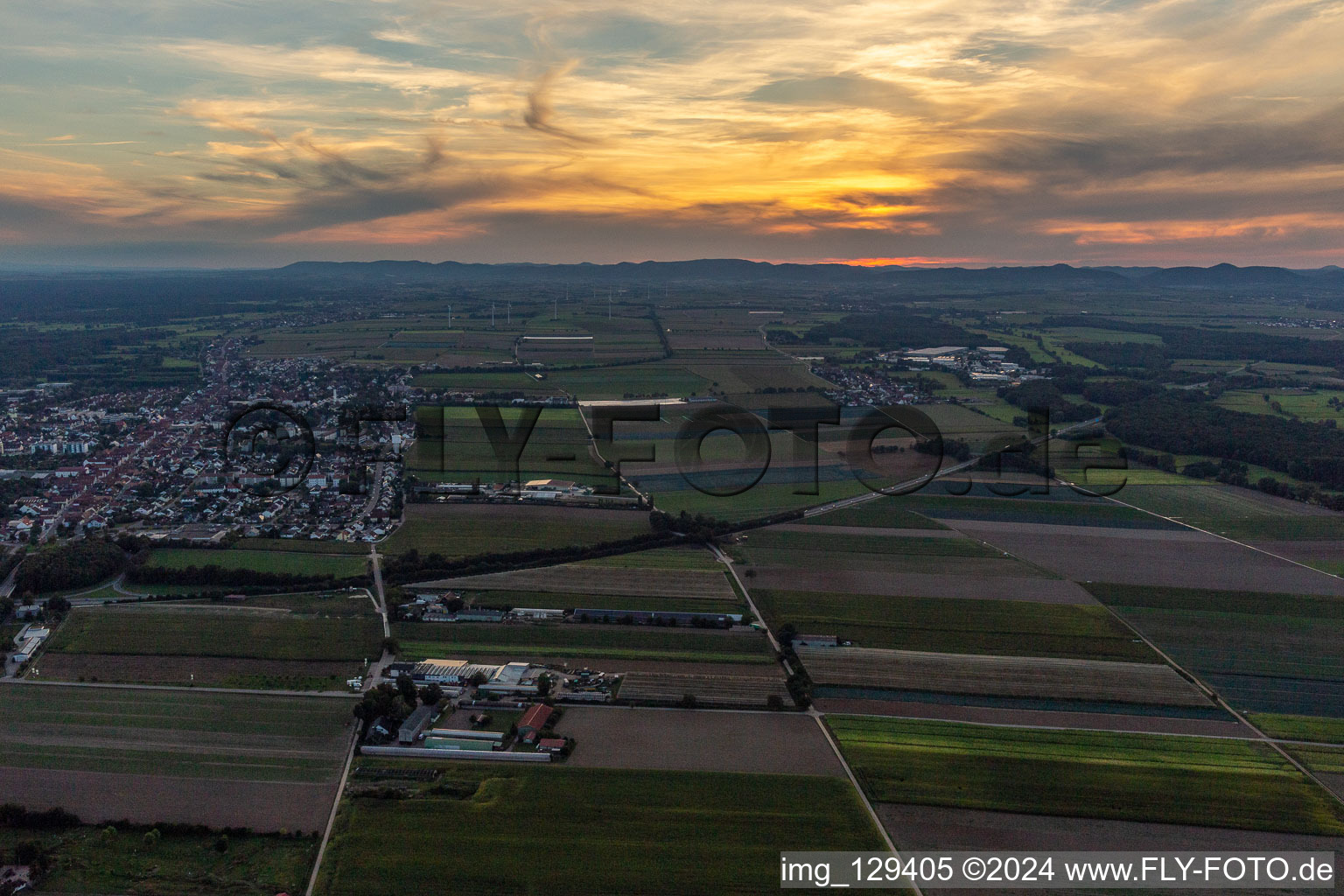 Vue aérienne de Au coucher du soleil à Kandel dans le département Rhénanie-Palatinat, Allemagne