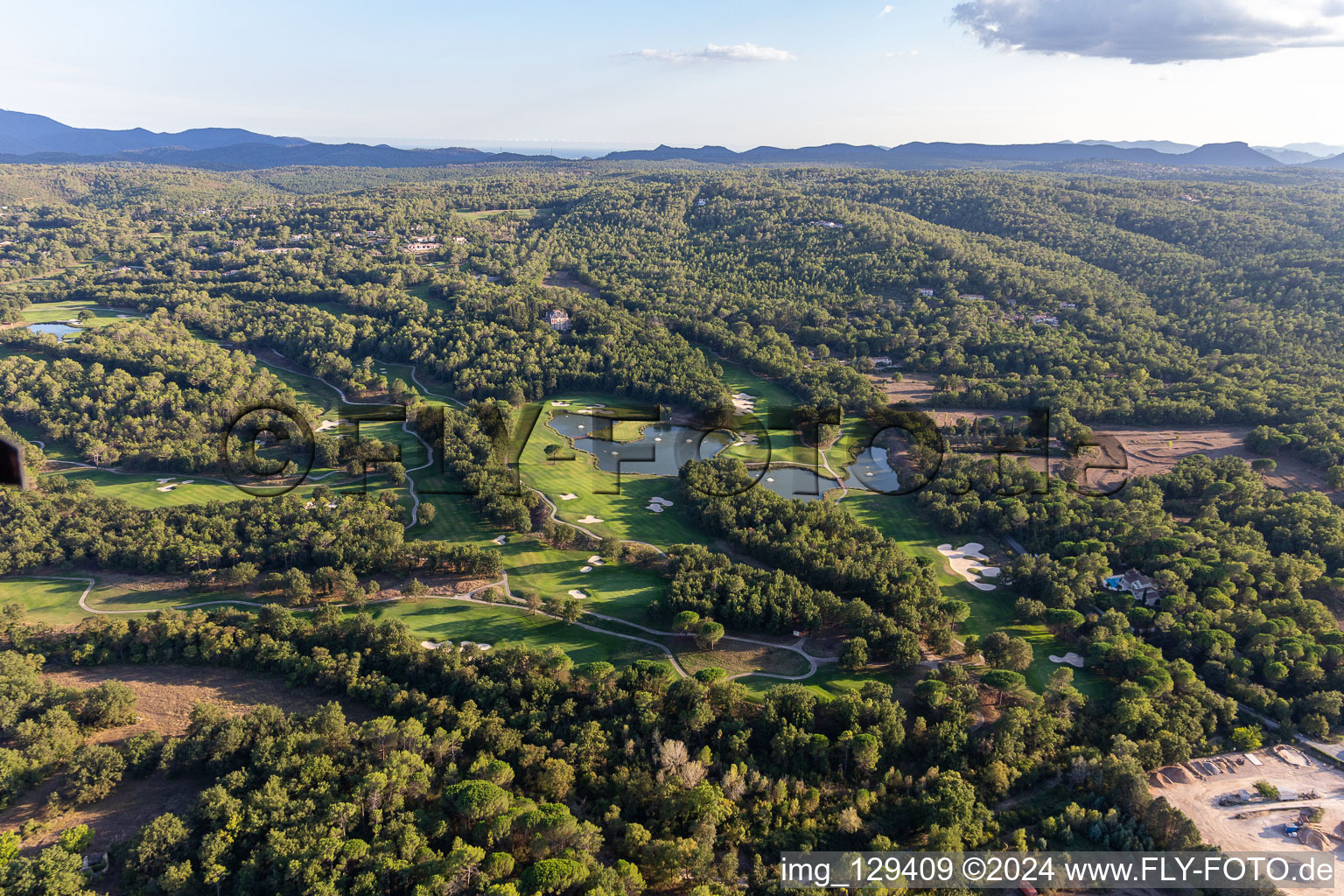 Vue aérienne de Station Terre Blanche à Tourrettes dans le département Var, France