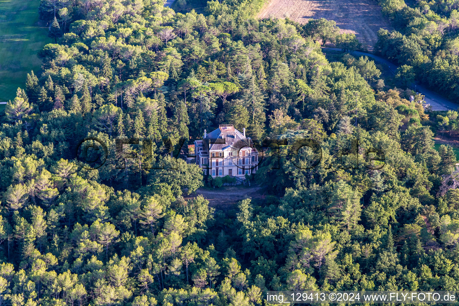 Vue aérienne de Terre Blanche à Tourrettes dans le département Var, France