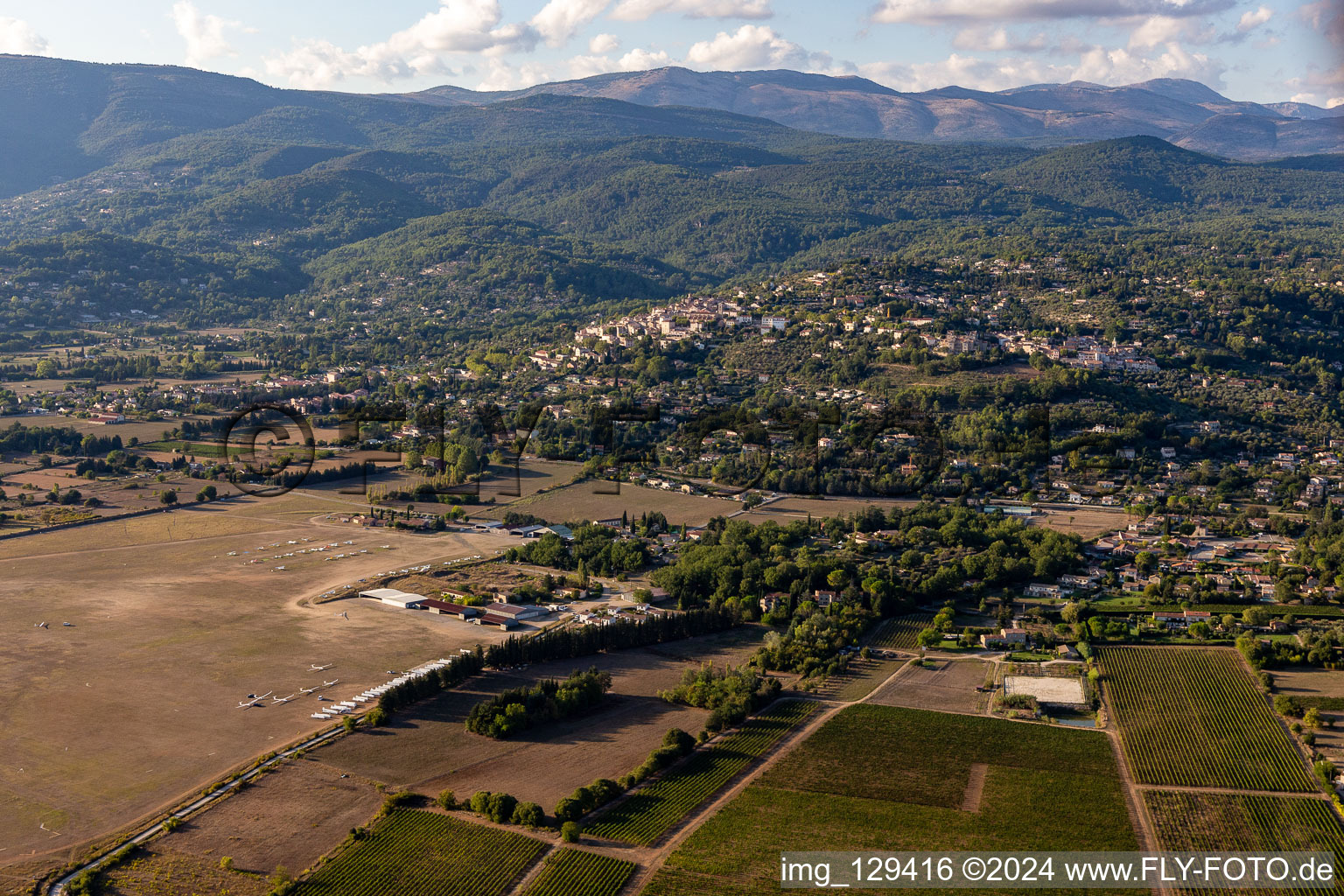 Vue aérienne de Faïence-Tourrettes Aérodrome à Tourrettes dans le département Var, France