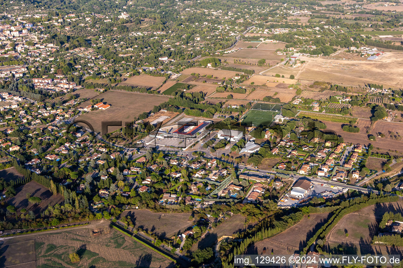 Vue aérienne de Collège Marie Mauron, Stade Intercommunal à Fayence dans le département Var, France