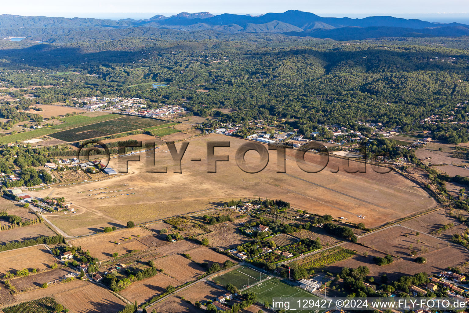 Vue aérienne de Piste avec aire de circulation de l'Aérodrome Fayence-Tourrettes au Chemin de l'Aérodrome à Fayence dans le département Var, France