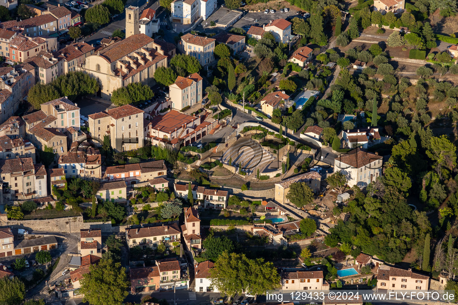 Vue aérienne de Attraction historique de l'ensemble amphithéâtre du centre culturel à Fayence dans le département Var, France