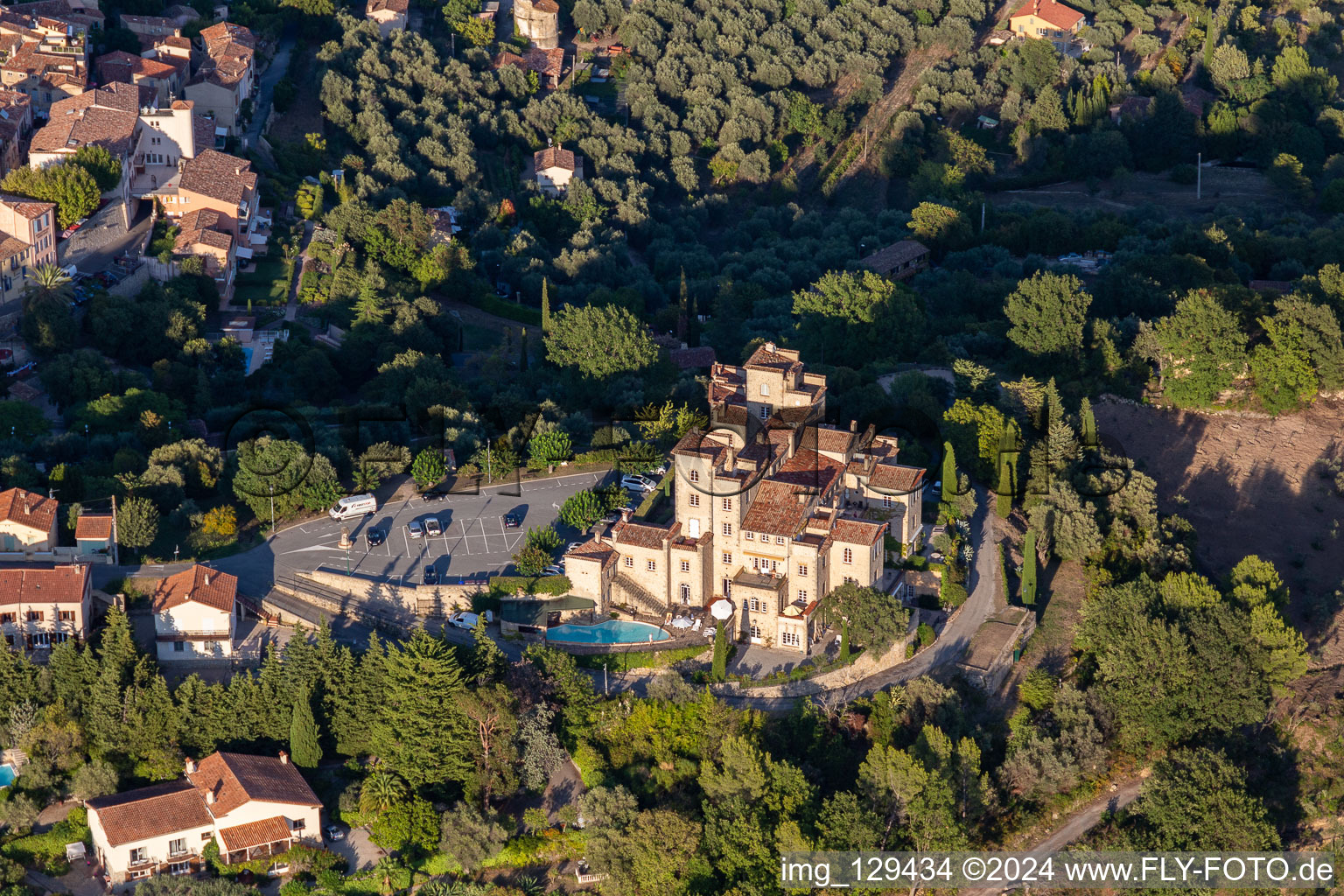 Vue aérienne de Château du Puy à Tourrettes dans le département Var, France