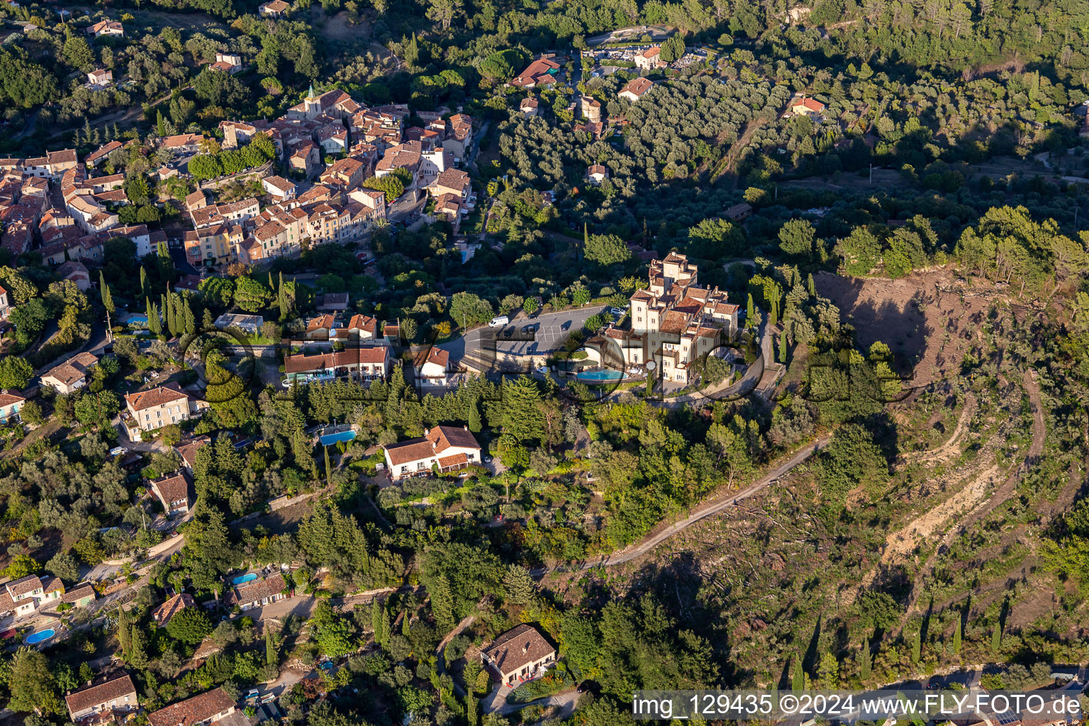 Vue aérienne de Château du Puy à Tourrettes dans le département Var, France