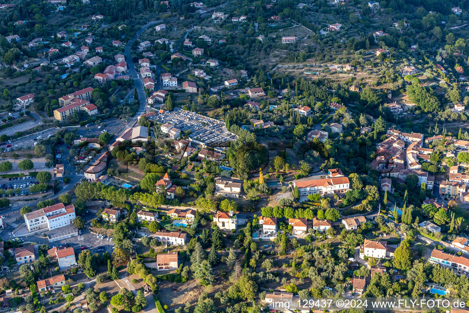 Vue aérienne de Vieux Cimetière à Fayence dans le département Var, France