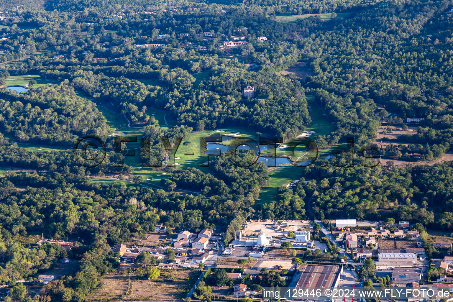 Vue aérienne de Albatros Golf Performance Center, parcours 18 trous Le Château et Le Riou à Tourrettes dans le département Var, France