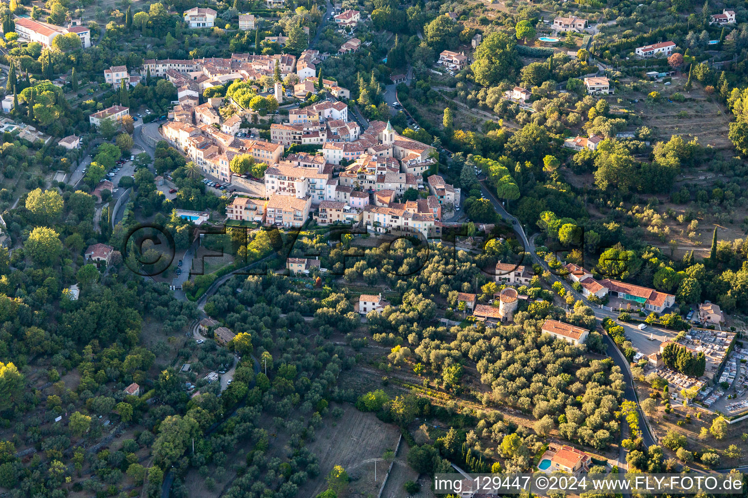 Vue oblique de Tourrettes dans le département Var, France