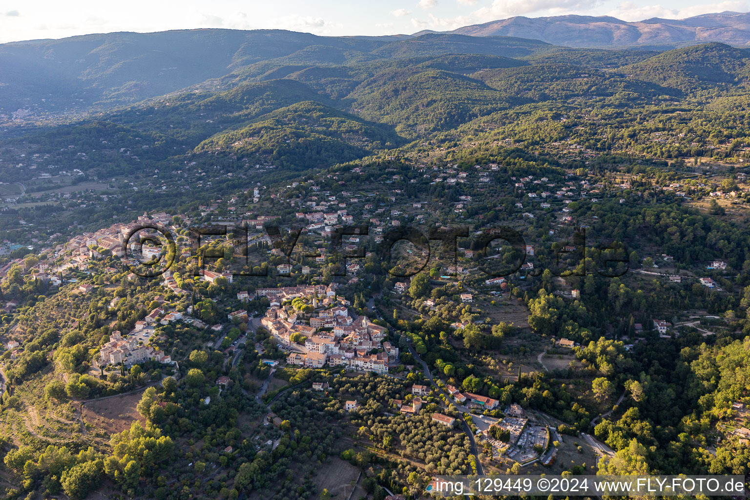 Tourrettes dans le département Var, France d'en haut