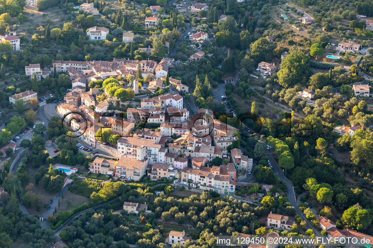 Vue aérienne de Quartier vieille ville et centre ville sur une colline du Var à Tourrettes dans le département Var, France