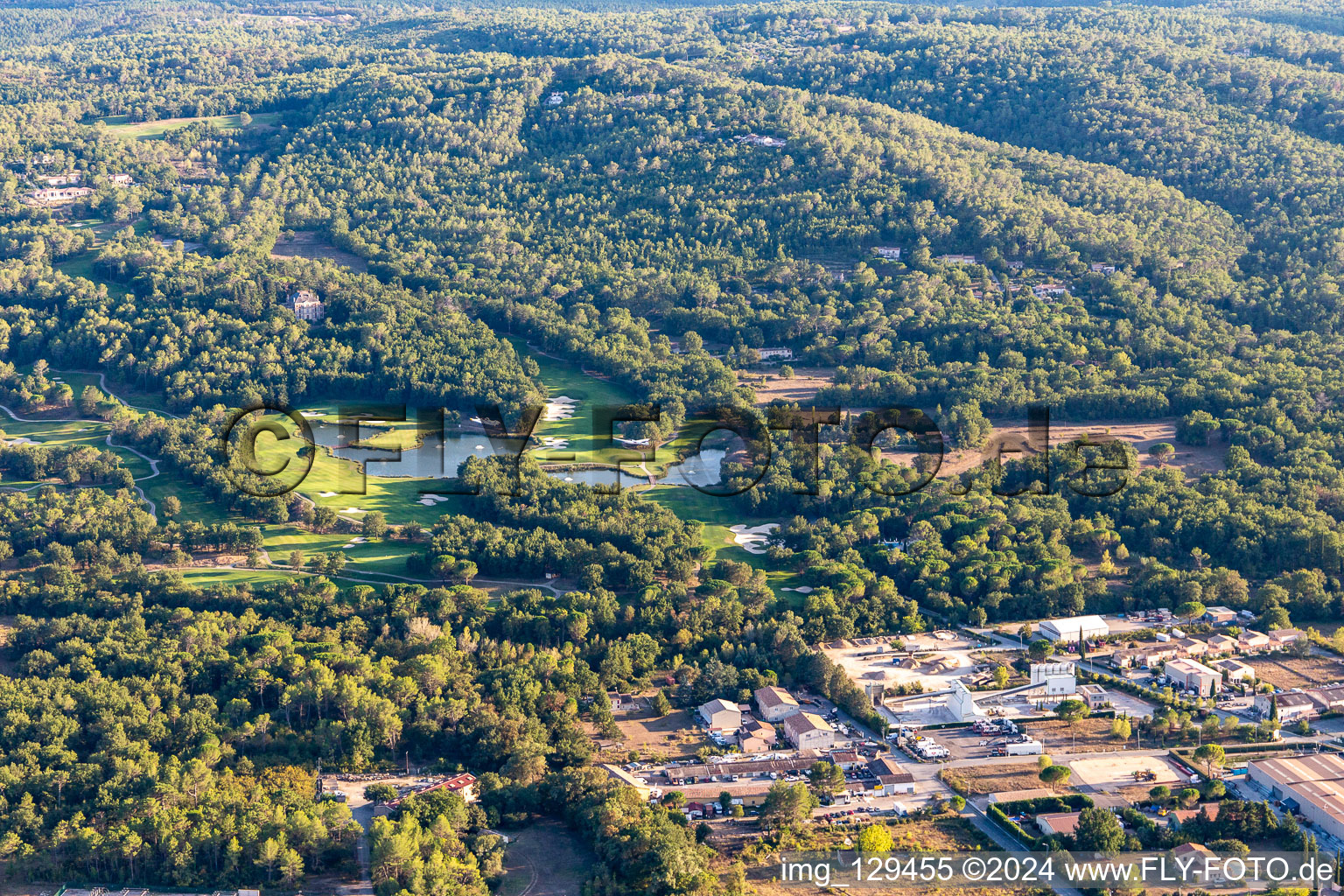 Vue aérienne de Albatros Golf Performance Center, parcours 18 trous Le Château et Le Riou à Tourrettes dans le département Var, France