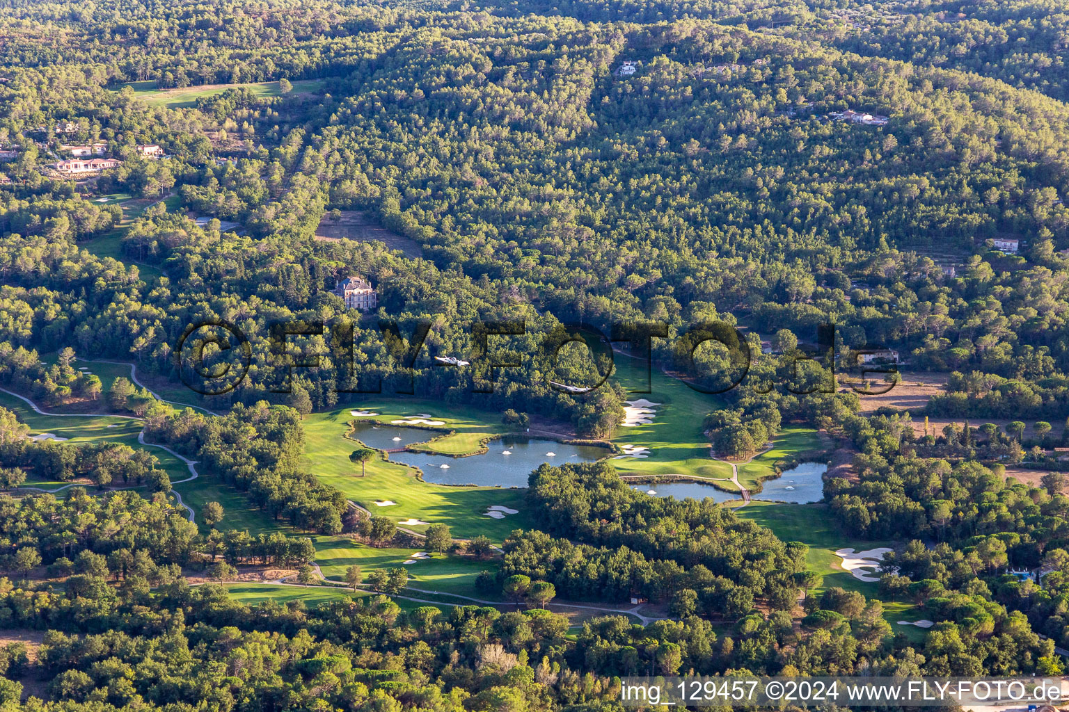 Photographie aérienne de Albatros Golf Performance Center, parcours 18 trous Le Château et Le Riou à Tourrettes dans le département Var, France