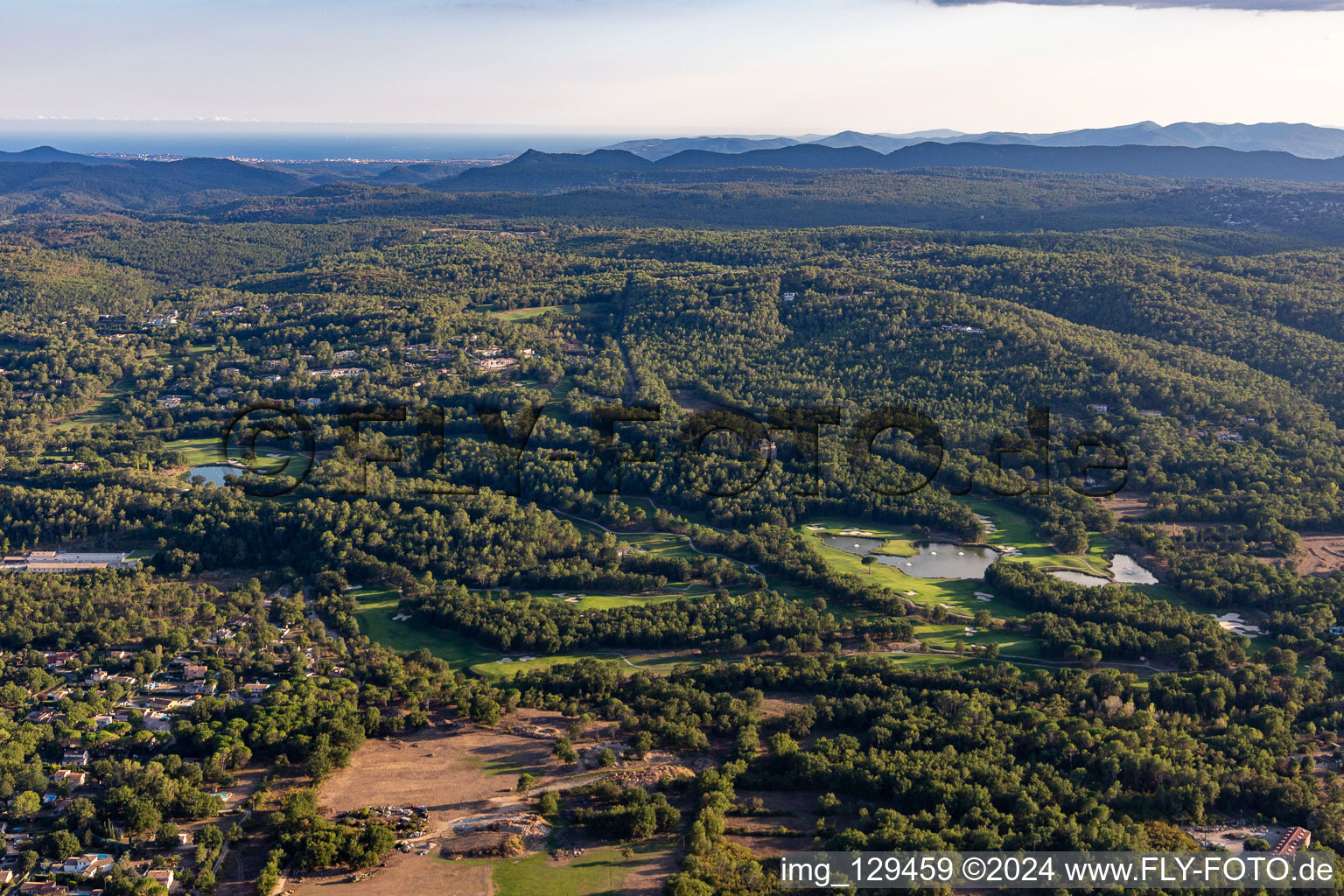 Vue oblique de Albatros Golf Performance Center, parcours 18 trous Le Château et Le Riou à Tourrettes dans le département Var, France