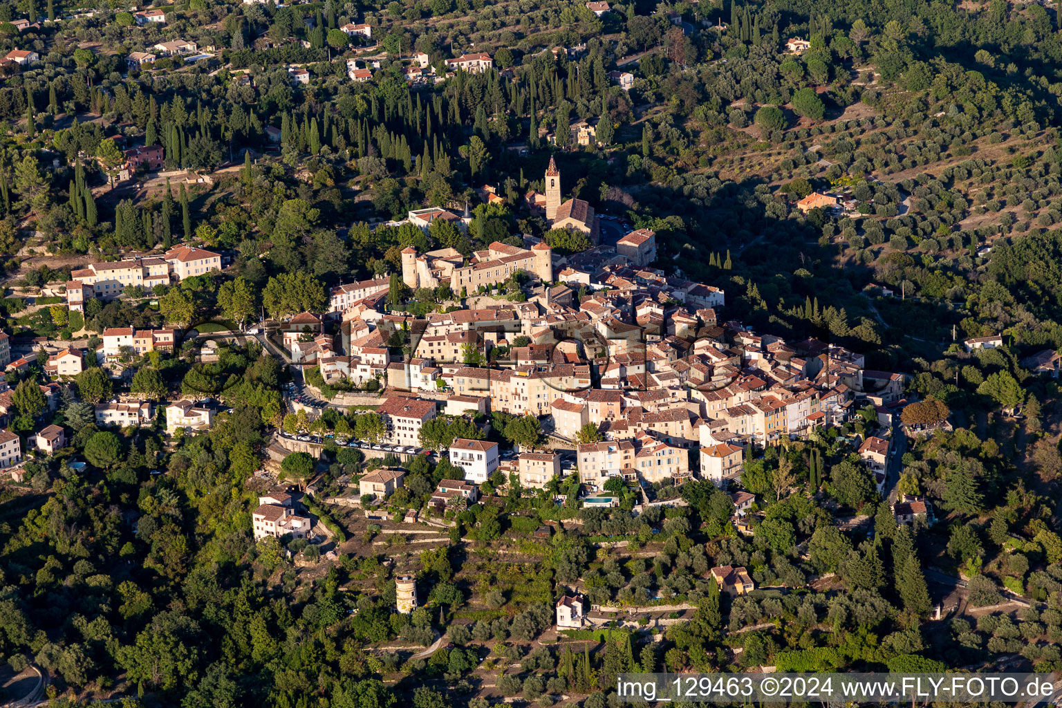 Vue aérienne de Historique sur une colline du Var à Montauroux à Callian dans le département Var, France