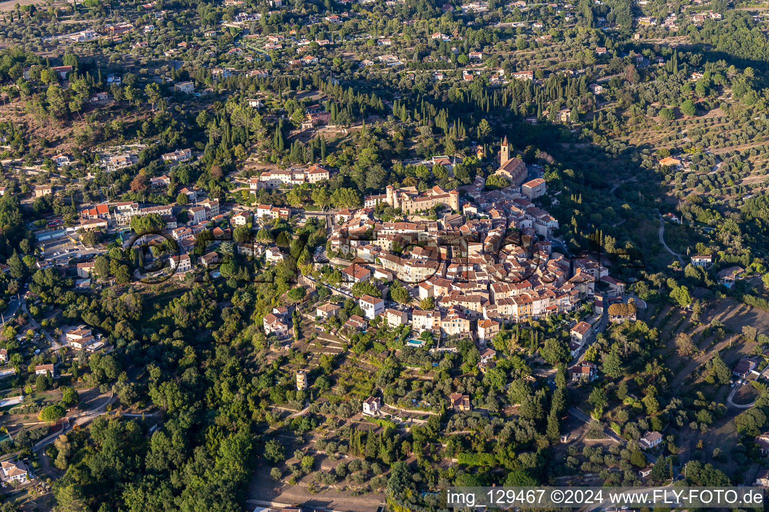 Vue oblique de Callian dans le département Var, France