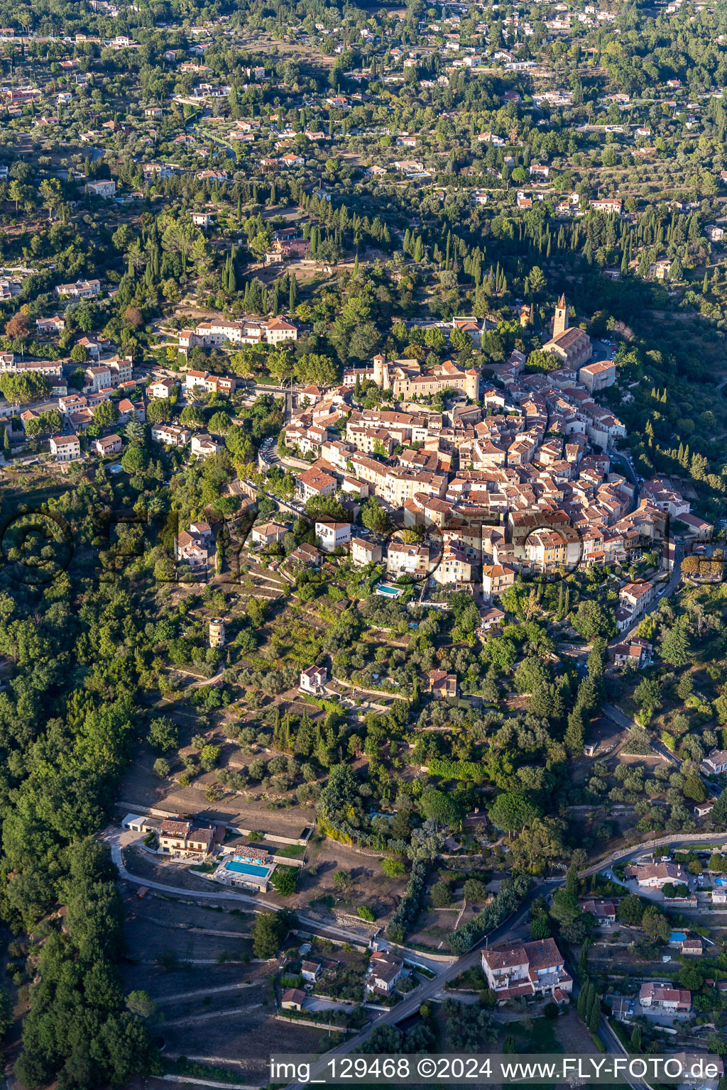 Vue aérienne de Historique sur une colline du Var à Montauroux à Callian dans le département Var, France