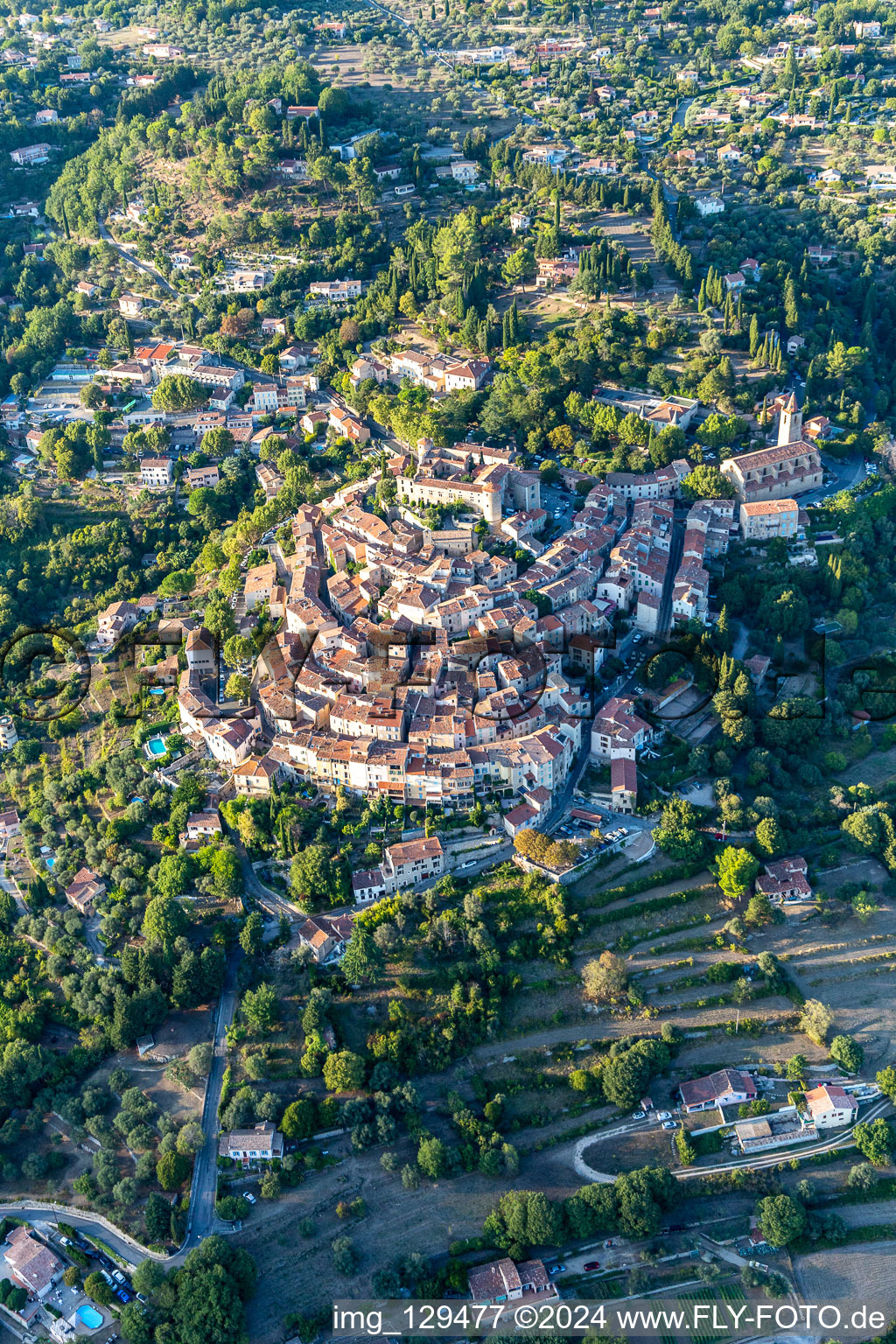 Vue oblique de Historique sur une colline du Var à Montauroux à Callian dans le département Var, France