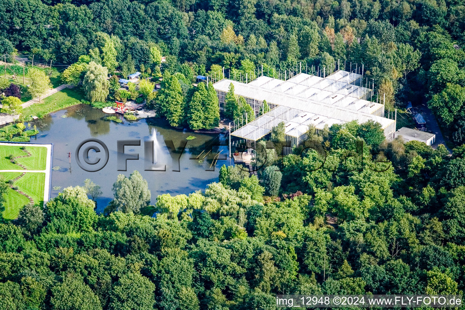 Vue aérienne de Bâtiments et installations du parc du château avec douves Kasteeltuinen Arcen à Arcen dans le département Limbourg, Pays-Bas