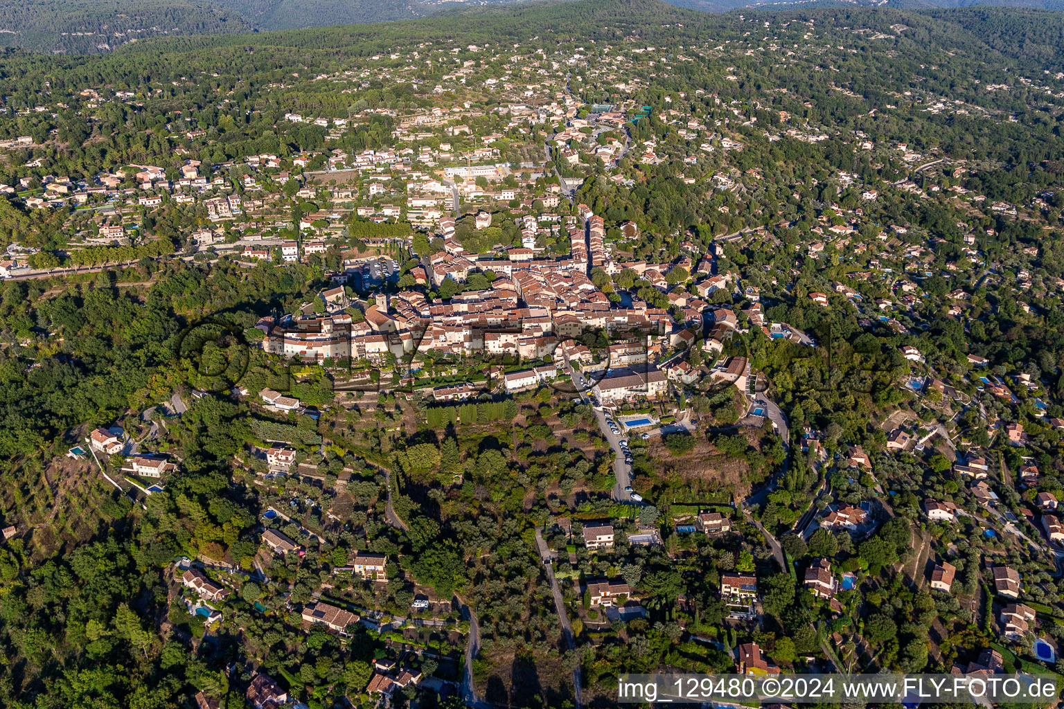 Vue oblique de Montauroux dans le département Var, France