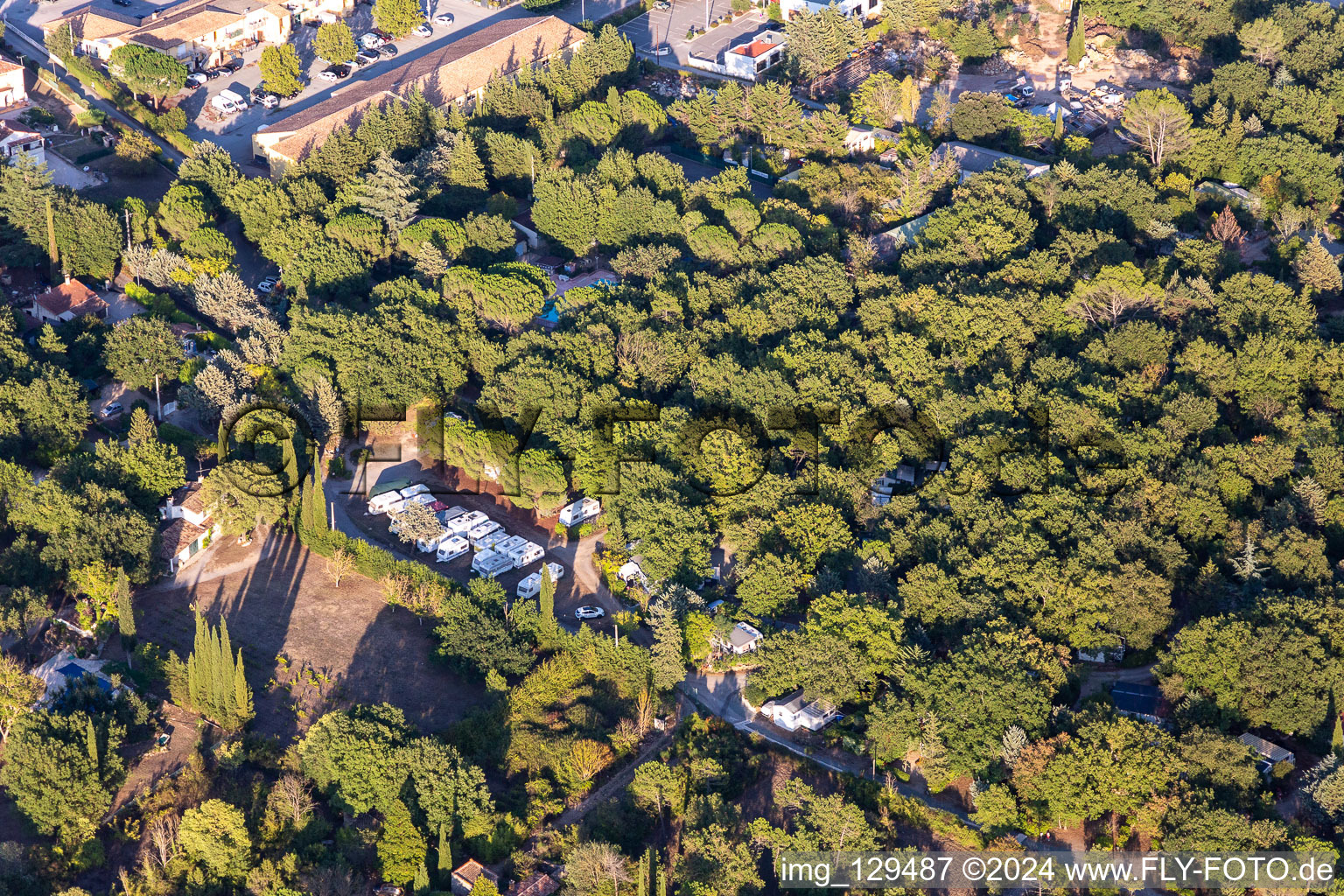 Photographie aérienne de Camping Caravaning du Lac à Montauroux dans le département Var, France