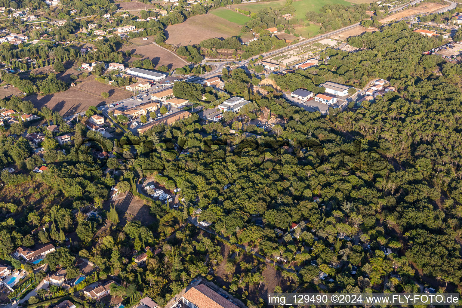 Vue oblique de Camping Caravaning du Lac à Montauroux dans le département Var, France