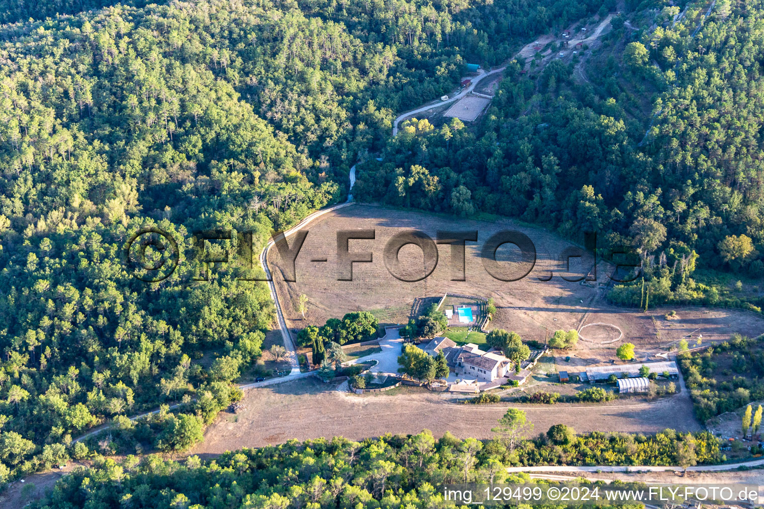 Vue aérienne de Le Ranch du Lac de Saint Cassien à Callian dans le département Var, France