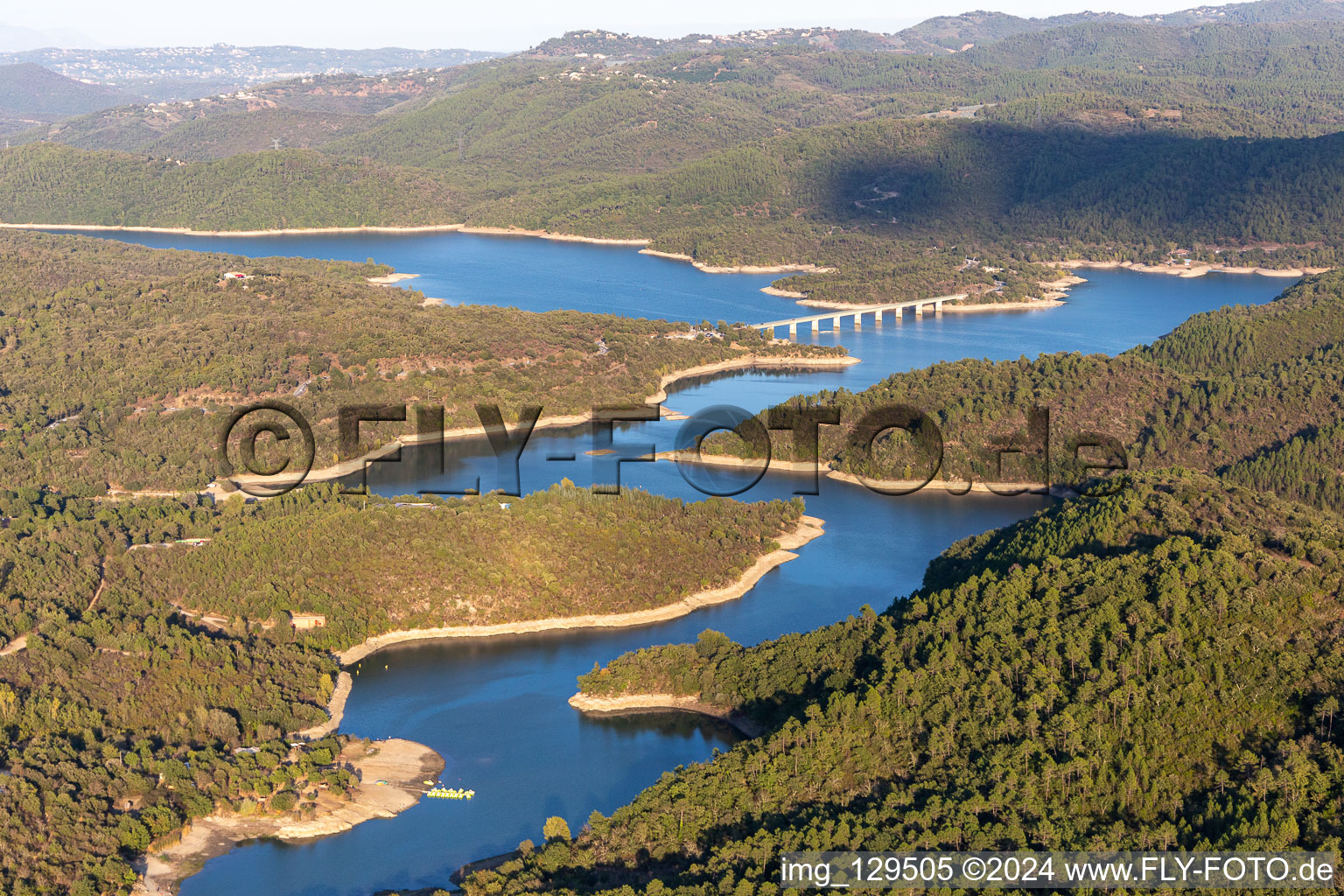 Vue aérienne de Retenues et berges de la retenue du Lac de Saint Cassien à Tanneron à Montauroux dans le département Var, France