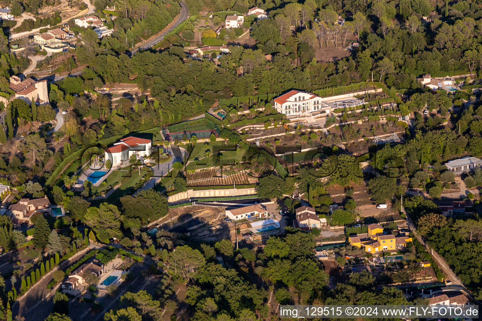 Vue aérienne de Villa de luxe - maison individuelle avec terrasse parc, tennis et piscine à Montauroux dans le département Var, France