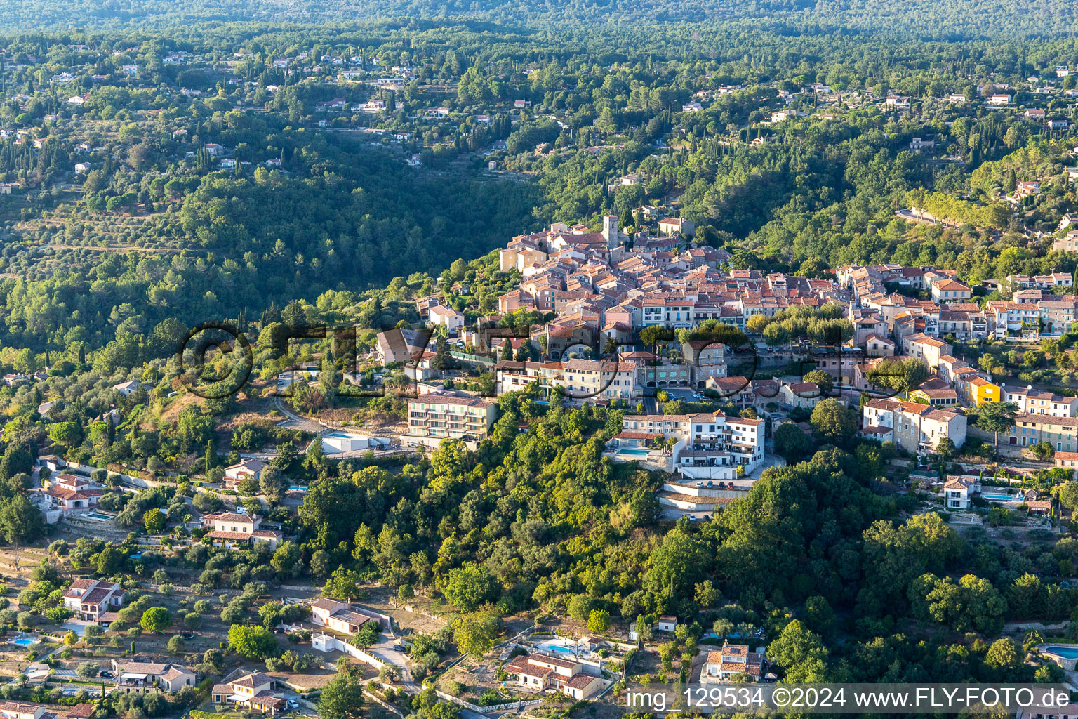 Vue d'oiseau de Callian dans le département Var, France