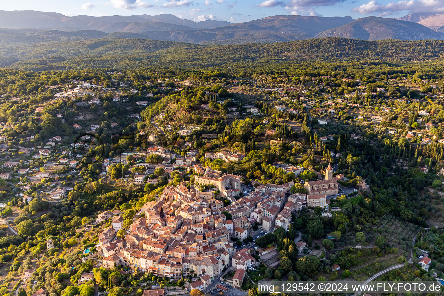 Vue aérienne de Historique sur une colline du Var à Callian dans le département Var, France