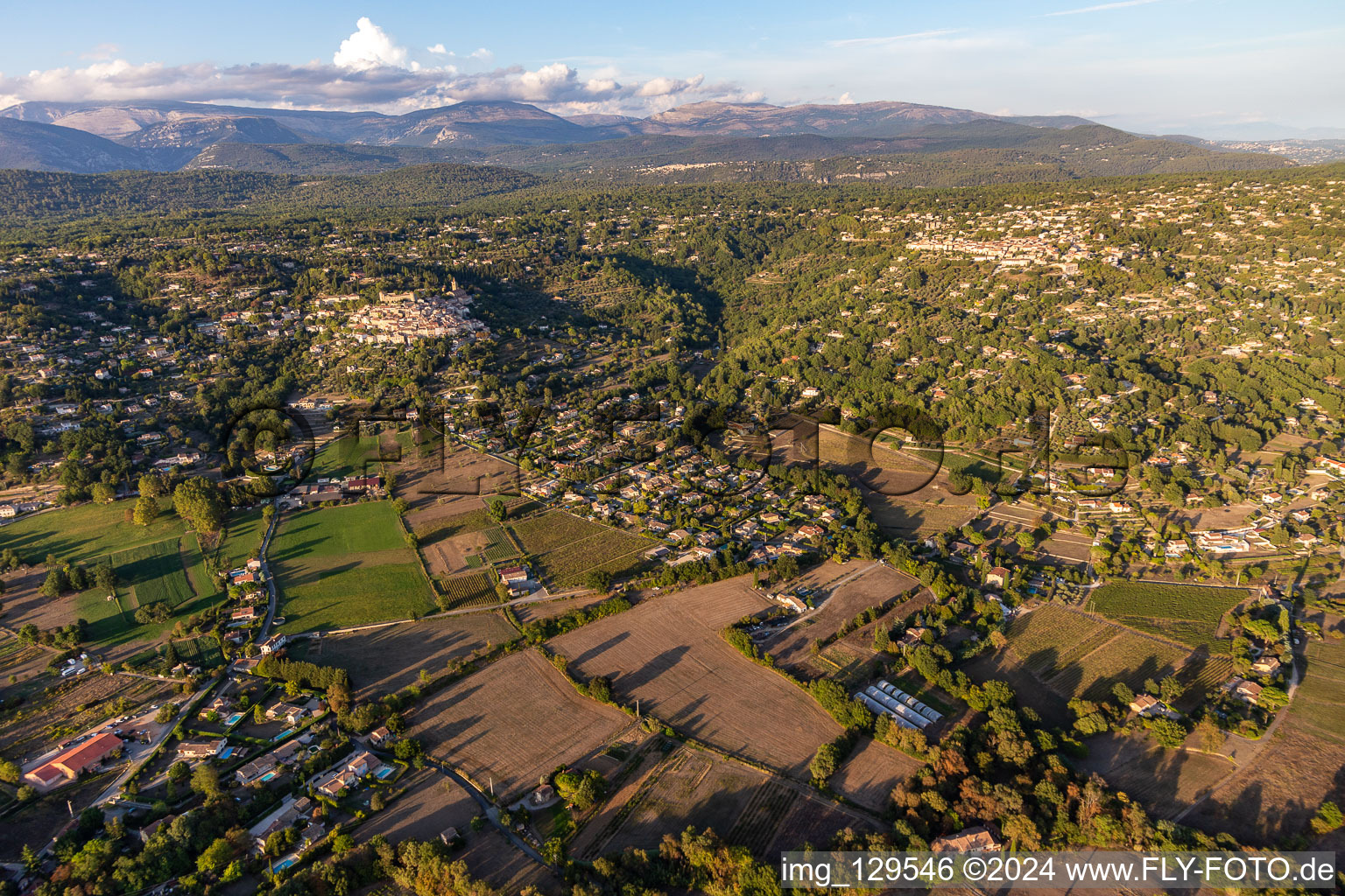 Vue aérienne de Et Montauroux à Callian dans le département Var, France