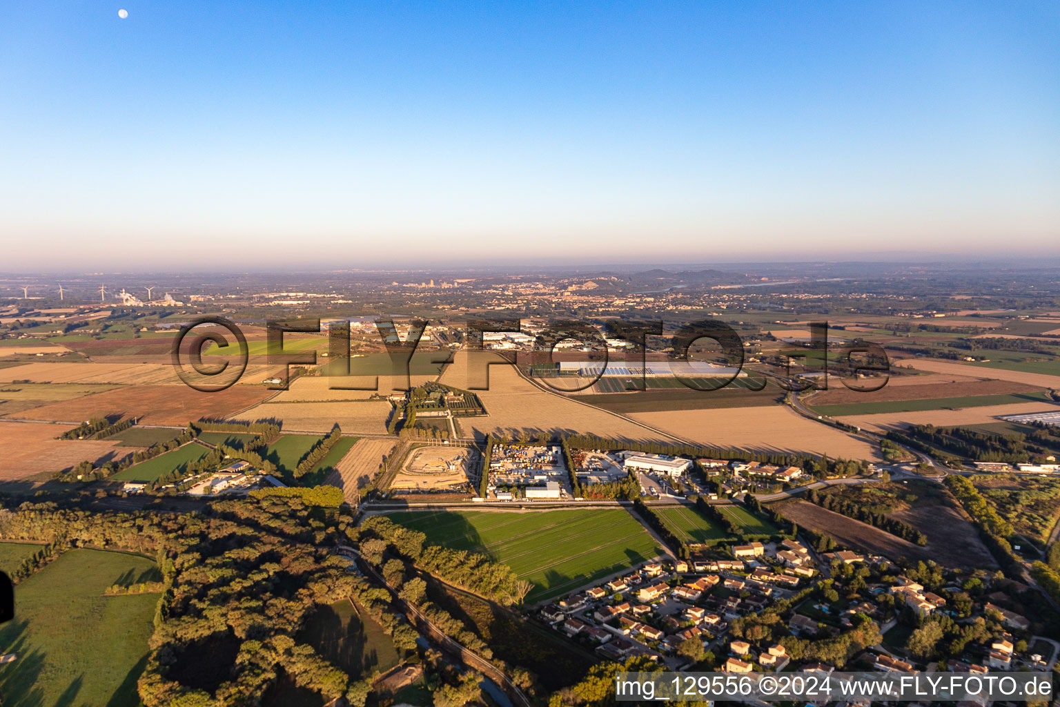 Vue aérienne de Saint-Étienne-du-Grès dans le département Bouches du Rhône, France