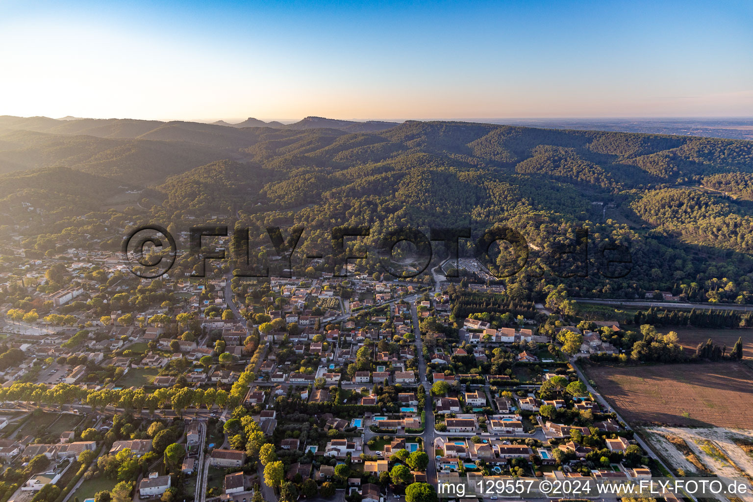 Vue aérienne de Saint-Étienne-du-Grès dans le département Bouches du Rhône, France