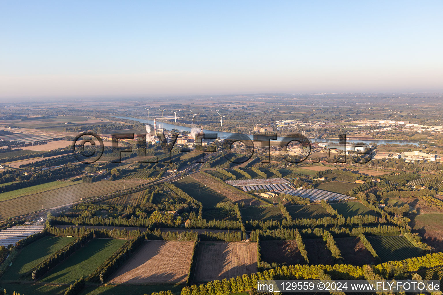 Vue aérienne de L'excellence de la fibre au bord du Rhône à le quartier Campagne in Tarascon dans le département Bouches du Rhône, France