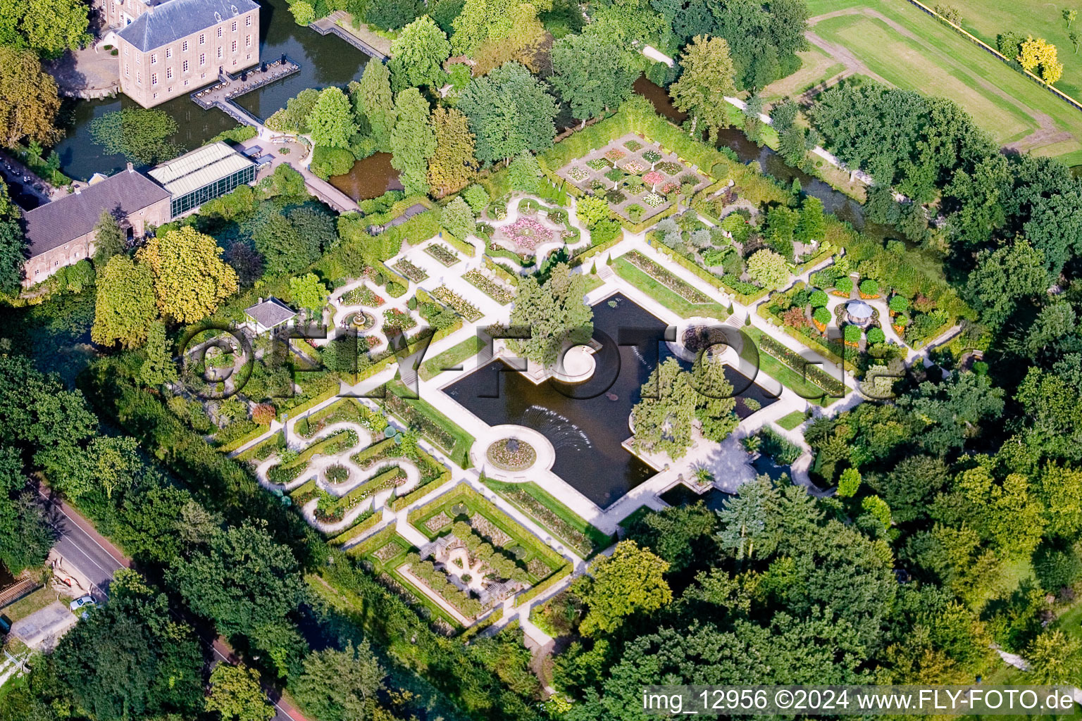 Vue oblique de Bâtiments et installations du parc du château avec douves Kasteeltuinen Arcen à Arcen dans le département Limbourg, Pays-Bas