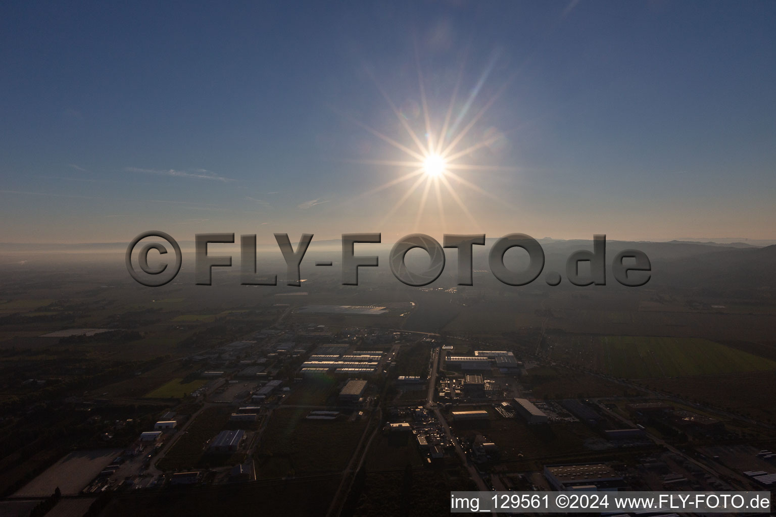 Vue aérienne de Les Alpilles en contre-jour à Tarascon dans le département Bouches du Rhône, France