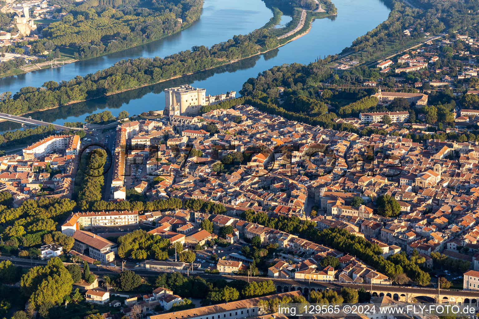 Vue aérienne de Château de Tarascon au dessus du Rhône à Tarascon dans le département Bouches du Rhône, France