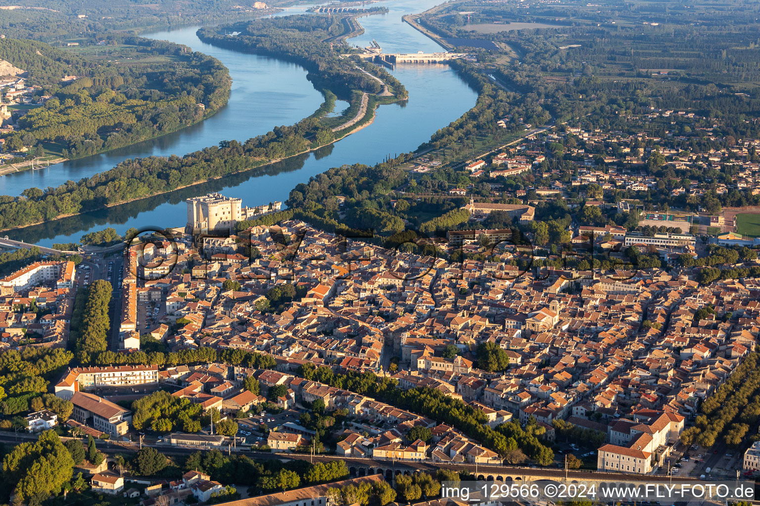 Vue aérienne de Château de Tarascon au dessus du Rhône à Tarascon dans le département Bouches du Rhône, France