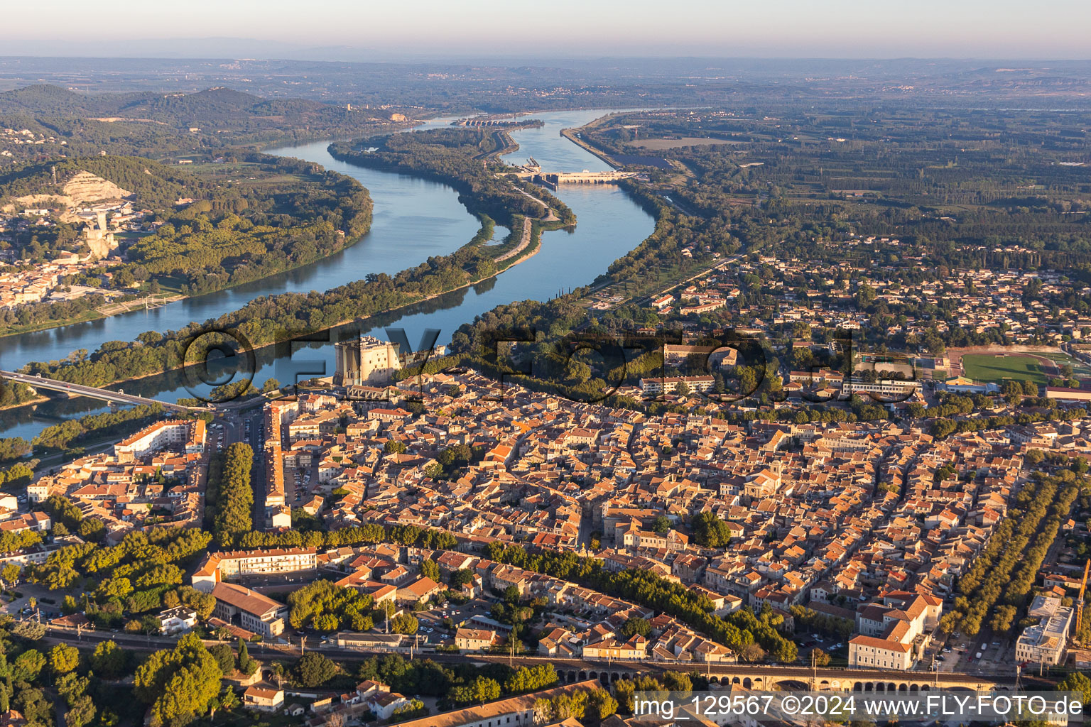 Vue aérienne de Vue sur la ville au bord du Rhône avec le Château de Tarascon à Tarascon dans le département Bouches du Rhône, France