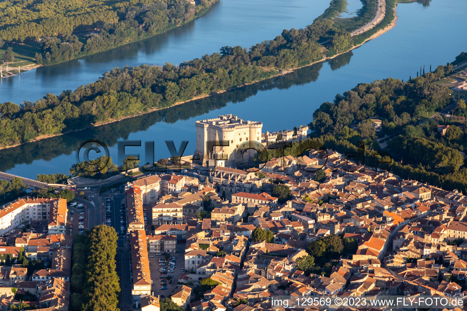 Vue aérienne de Vue ville au bord du Rhône avec le Château de Tarascon à Tarascon dans le département Bouches du Rhône, France