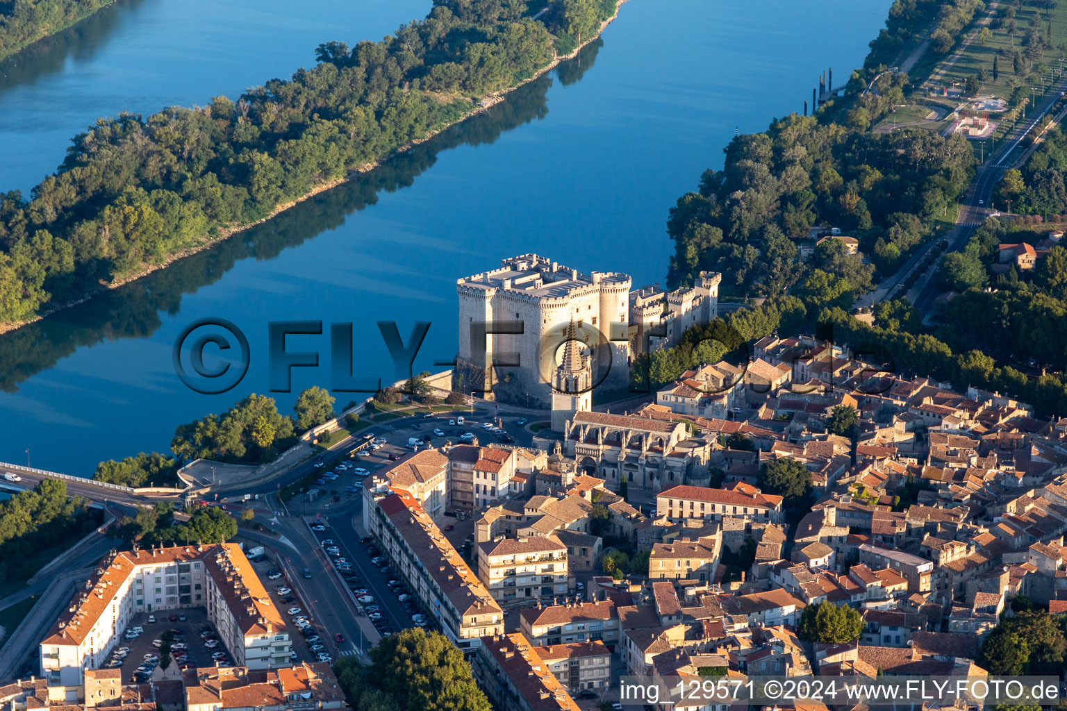 Photographie aérienne de Château de Tarascon au dessus du Rhône à Tarascon dans le département Bouches du Rhône, France