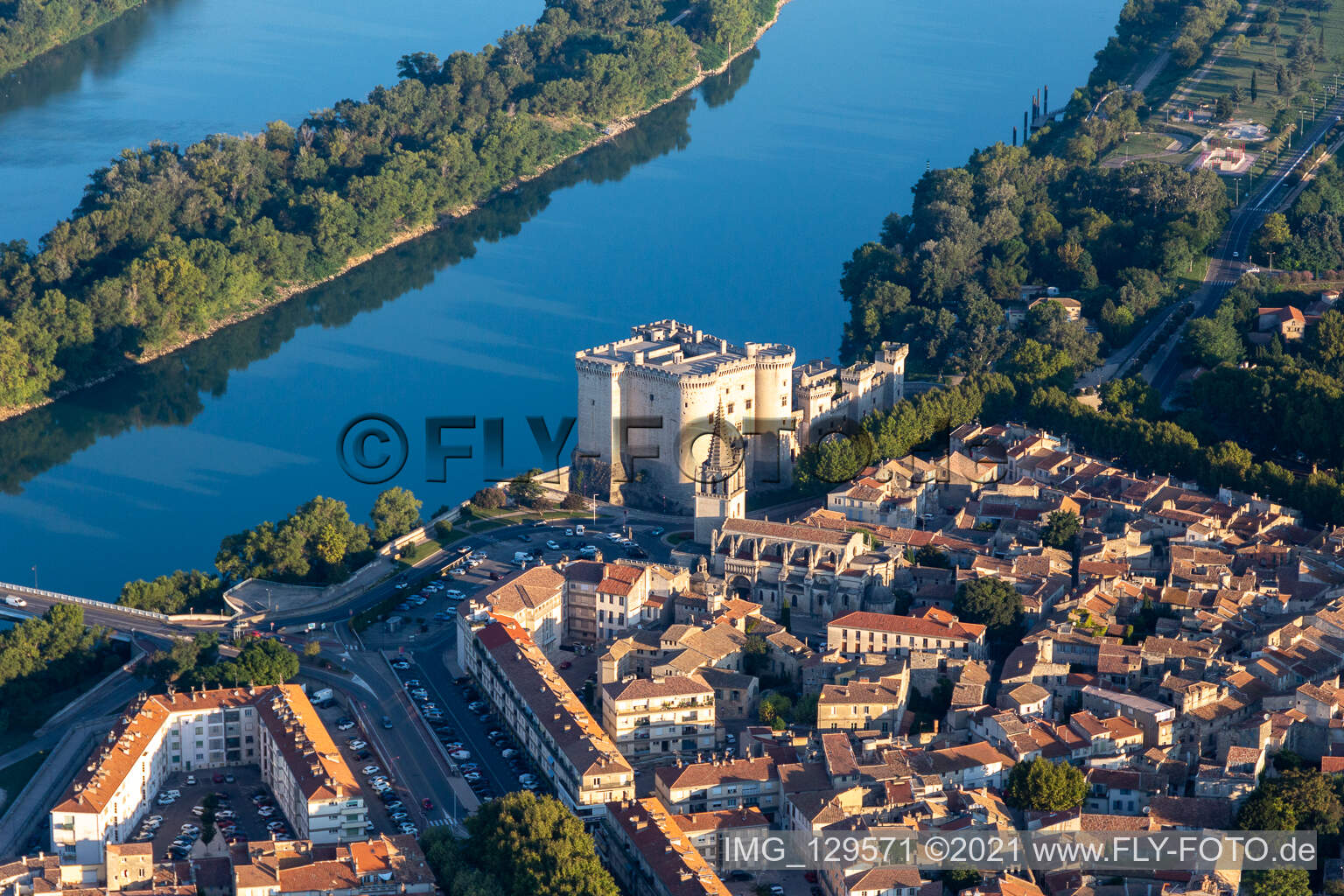 Photographie aérienne de Château de Tarascon au dessus du Rhône à Tarascon dans le département Bouches du Rhône, France