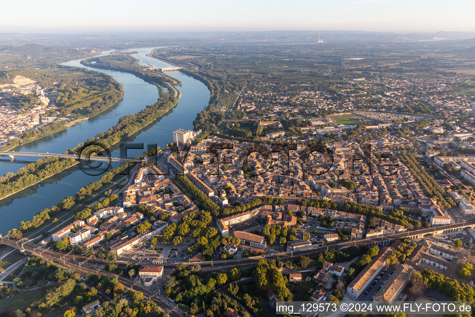 Vue oblique de Château de Tarascon au dessus du Rhône à Tarascon dans le département Bouches du Rhône, France