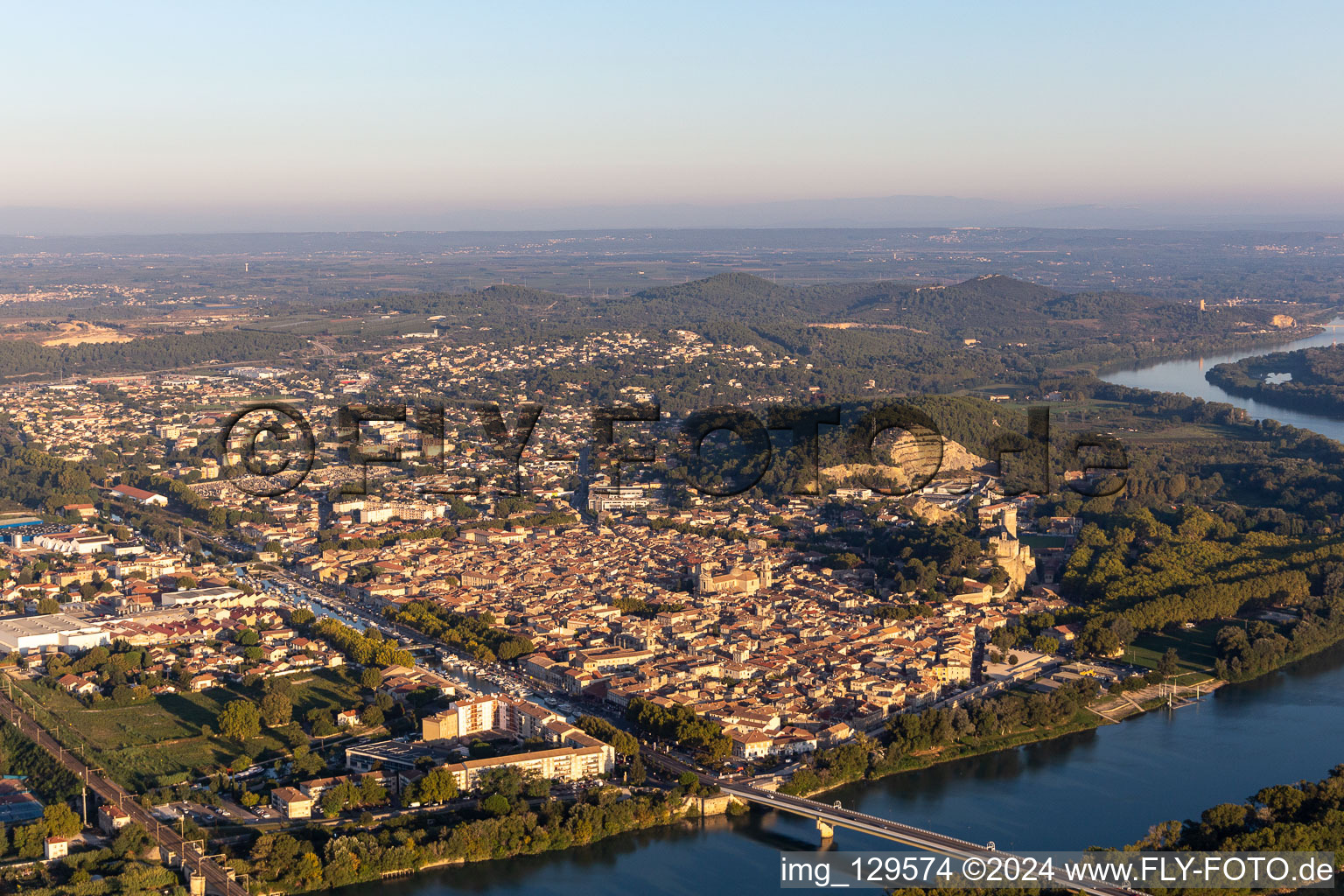 Vue aérienne de Zone des berges du Rhône en Occitanie à Beaucaire dans le département Gard, France