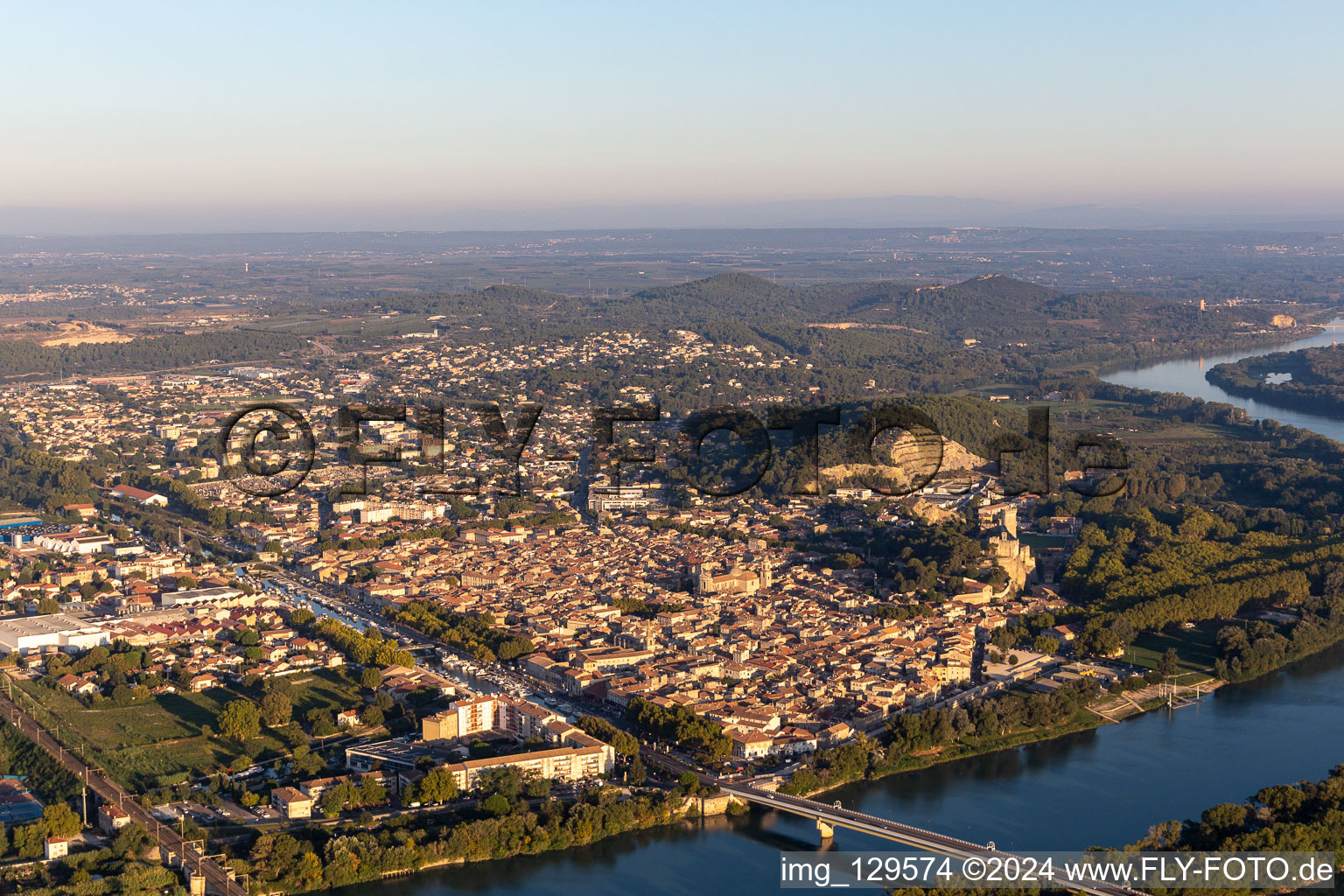 Vue aérienne de Zone des berges du Rhône en Occitanie à le quartier Les Fontêtes in Beaucaire dans le département Gard, France