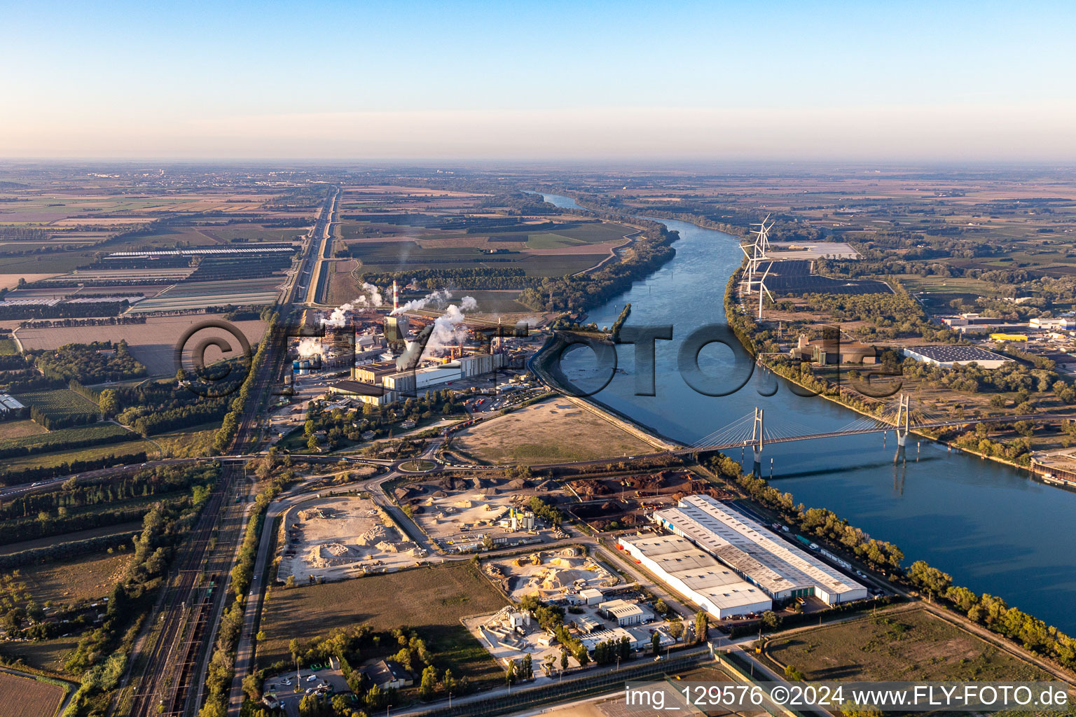 Vue aérienne de Bâtiments de production de PROVENCE COMPOST et Fibre Excellence avec installations portuaires au bord du Rhône à Tarascon dans le département Bouches du Rhône, France
