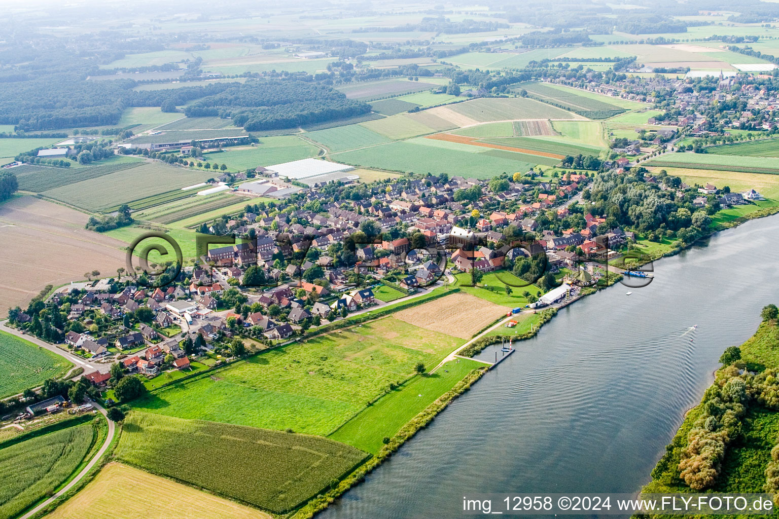 Vue aérienne de Les berges de la Meuse à Broekhuizen dans le département Limbourg, Pays-Bas